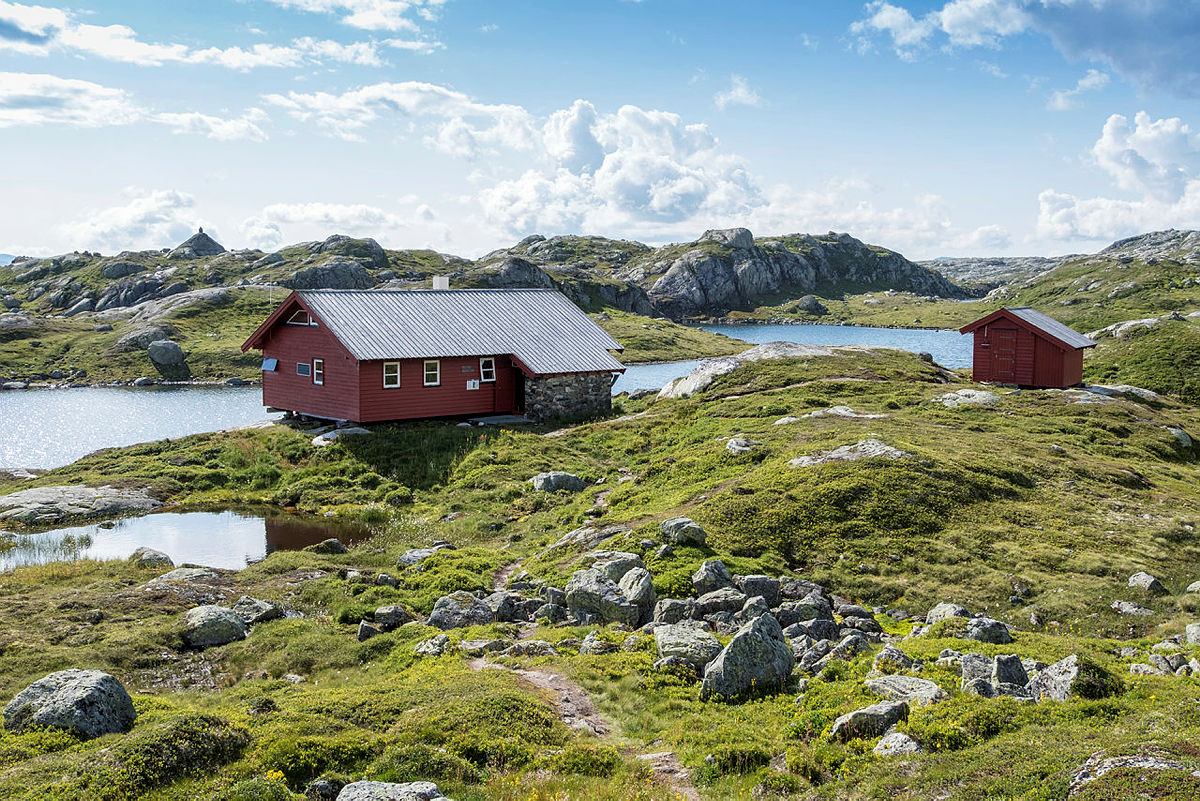 Idylliske Vassdalstjørn er et av overnattingsstedene på denne fine tre-dagers turen.