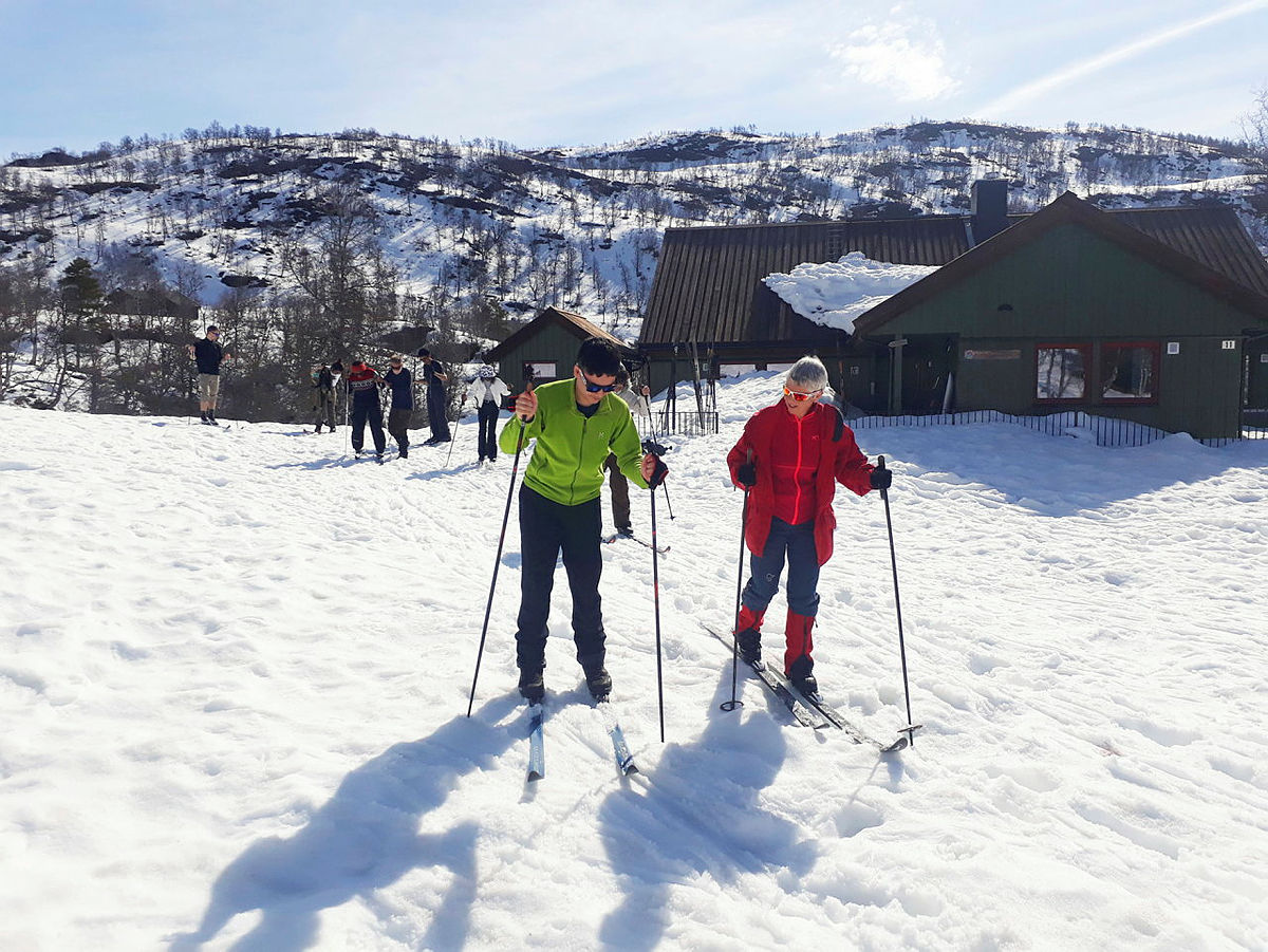 Elever fra innføringsklassen på Bergen katedralskole fikk en innføring i skigåing i løpet av hytteturen.