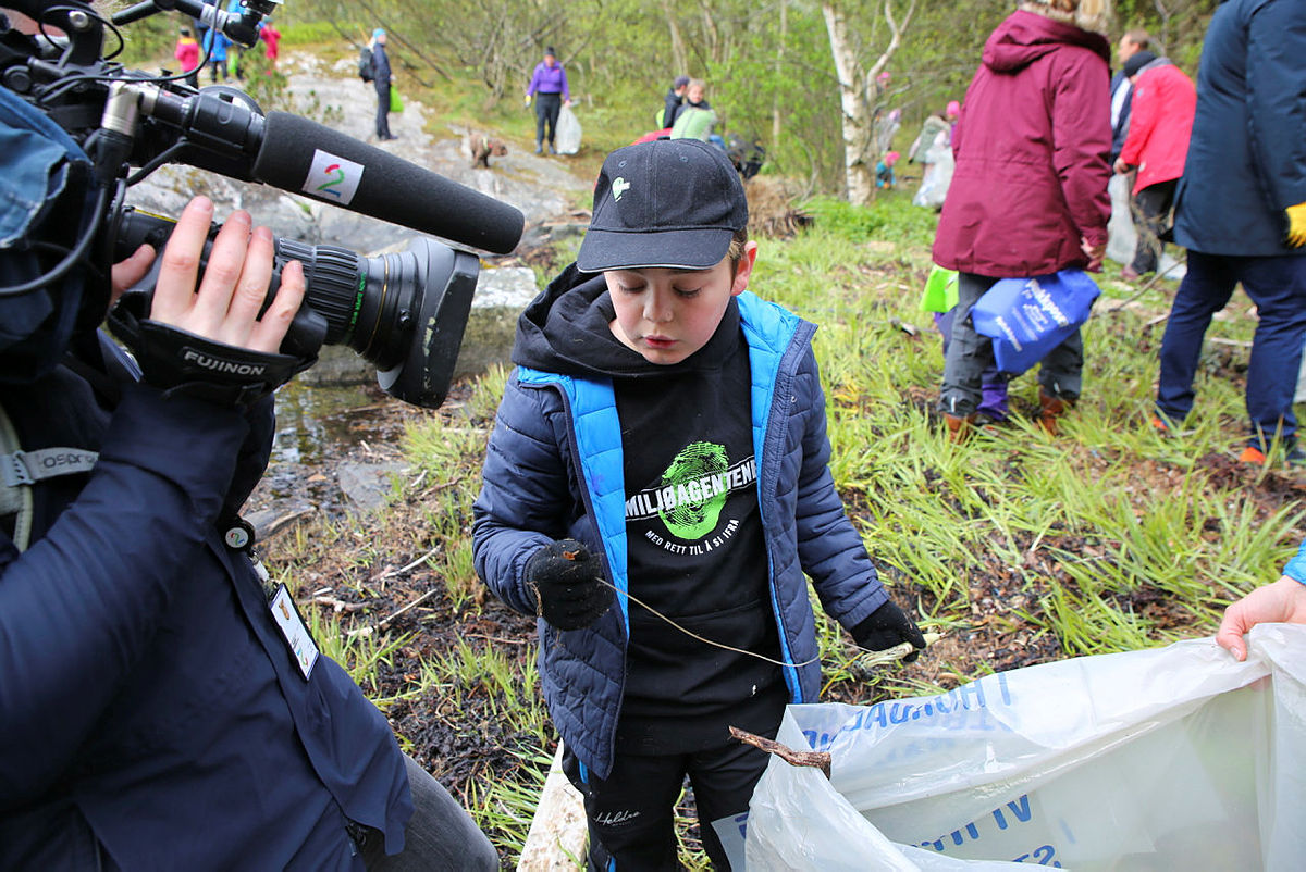 Lukas (11) finner at blekksprut-agn i plast på stranden.