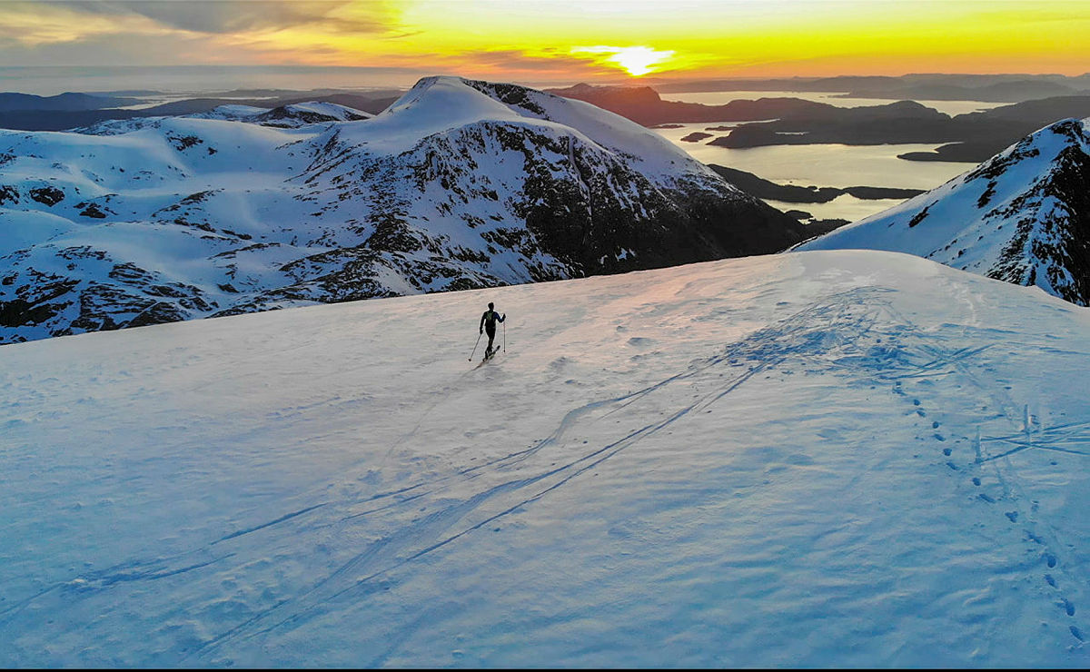 Tenk å gå på skitur med den utsikten og med en slik solnedgang.