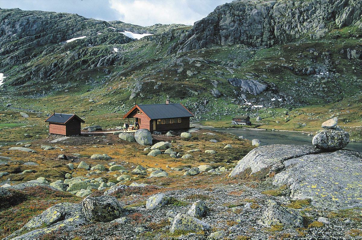 Uansett hvilken retning du kommer fra, må du gå en god dagsetappe for å komme til Litle Aurådal. Men på denne hytta pleier det til gjengjeld ikke å være trengsel.