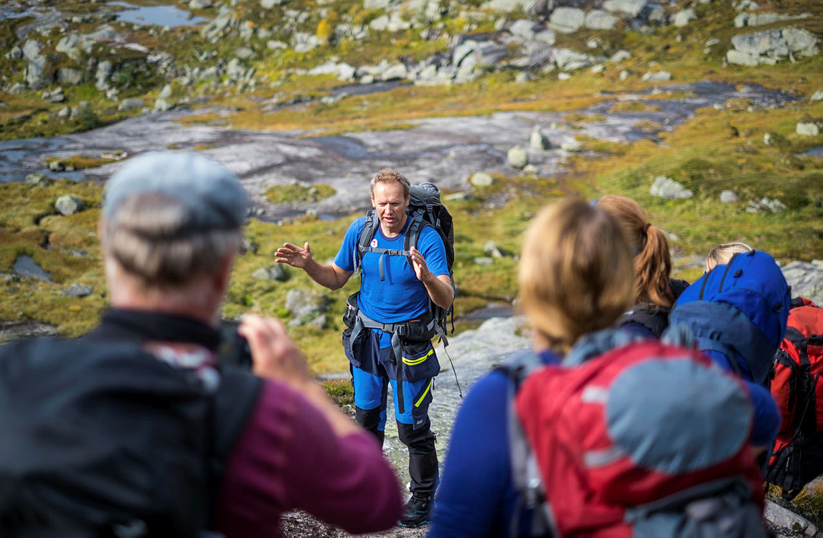 Arbeidsdagen i STF varierer mellom både kyst, fjell og by. Her er Per Henriksen på tur på Historisk vandrerute mellom Nes i Årdal og Nilsebu.