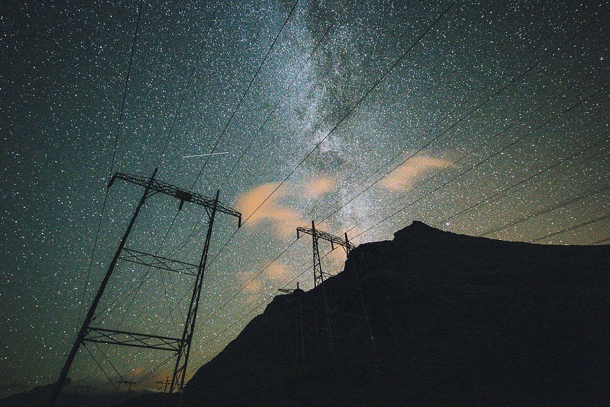 Melkeveien bak høyspentmastene som strekker seg gjennom Vengedalen ved Dalsnibba.