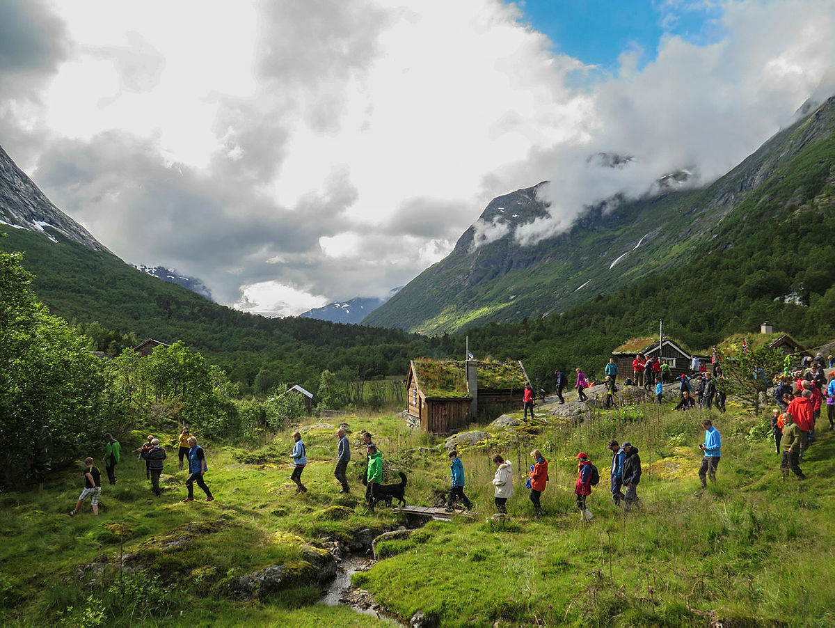 Fra åpningen av Ferdselsvegen over Kamperhamrane i 2015, en av de eldste ferdselsvegene over fjellet mellom mellom Øst- og Vest-Norge.