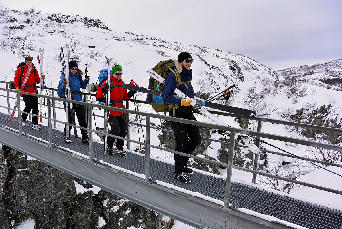 Ansatt-tur fra Bleskestad til Haukeliseter 8.-11. mars 2019. Her passeres den nye brua mellom Bleskestadmoen og Holmavatn.