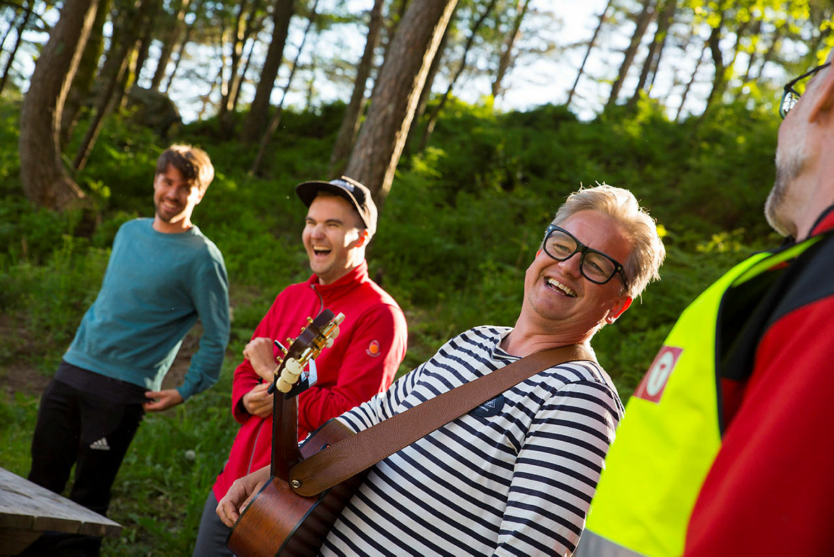 Trubadur Fredrik Elholm inviterer til allsang og bålkos.