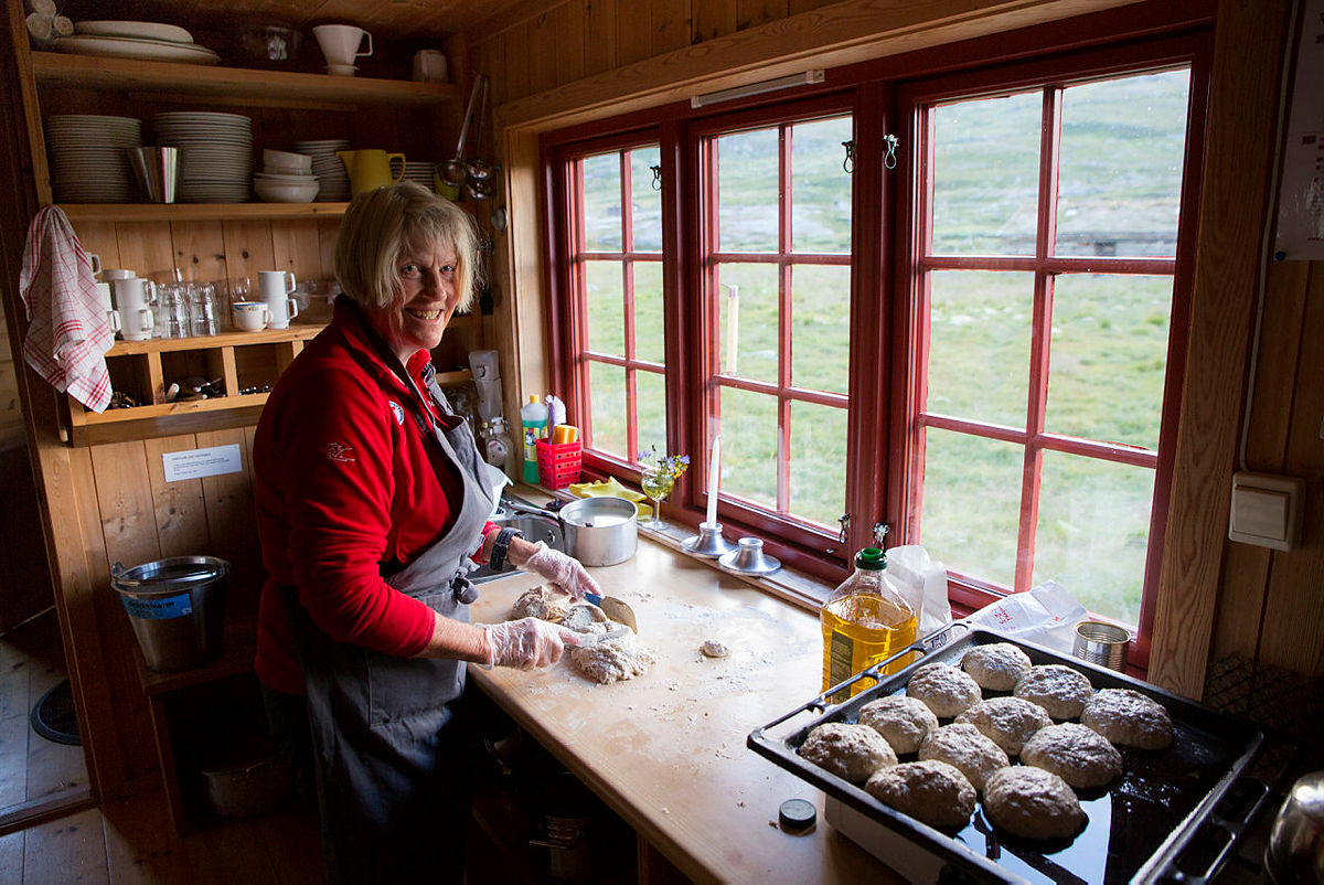 Hyttevert Eli Vevle på Hadlaskard, Hardangervidda baker rundtstykker for salg.