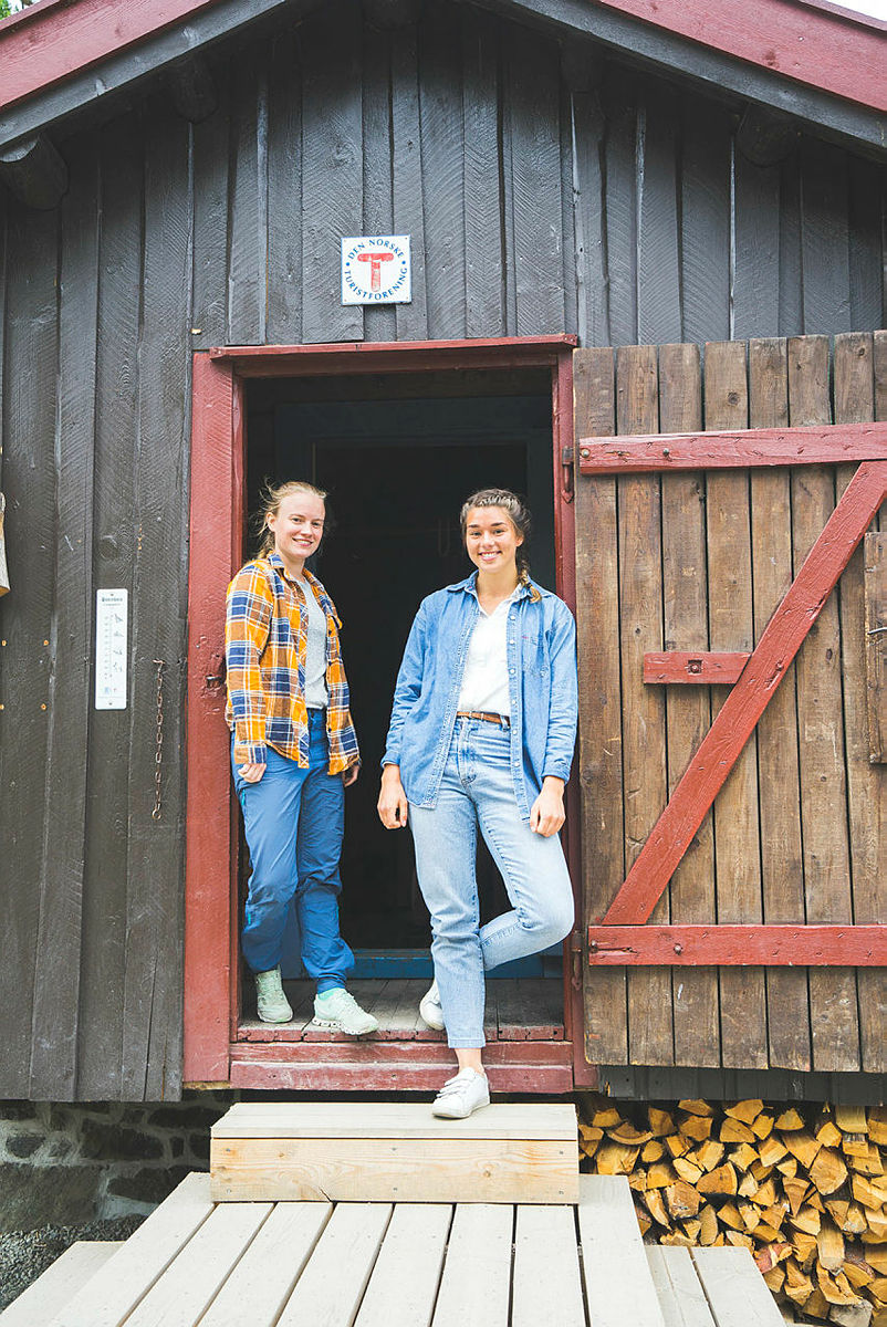 Fjellreporterne Line Hårklau (til venstre) og Åshild Eikemo Lundh intervjuer ungdom på tur i fjellet om deres forhold til friluftsliv og tur. Prosjektet er et samarbeid mellom DNT og Norsk Folkemuseum.