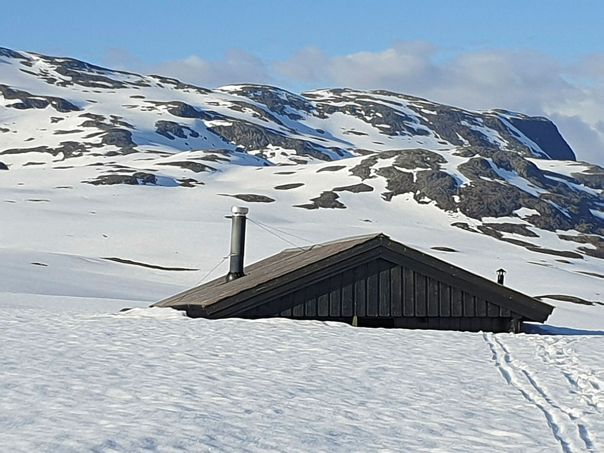 Fleire stader er det framleis mykje snø i fjellet. Slik ser det ut ved Grindaflethytta no.
