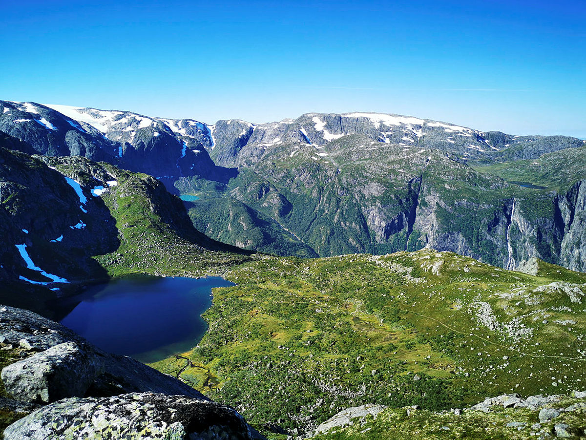 Det er viktig å ta pauser på vegen for å ta inn over seg den fantastiske naturen med frodig terreng, lange fossefall, brevatn og brearmar. Og ikkje minst tenkje over alt arbeid som blei lagt ned for å bygge vegen.