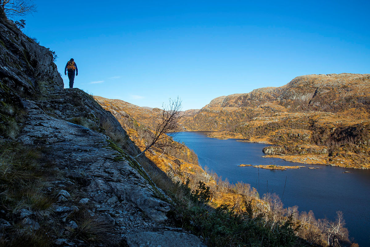Luftig fjellhylle på stien mot Kalvedalen. Flådalsvatnet ned til høgre. Tverrvassfjellet kneisande grått og mektig i høgre biletkant.