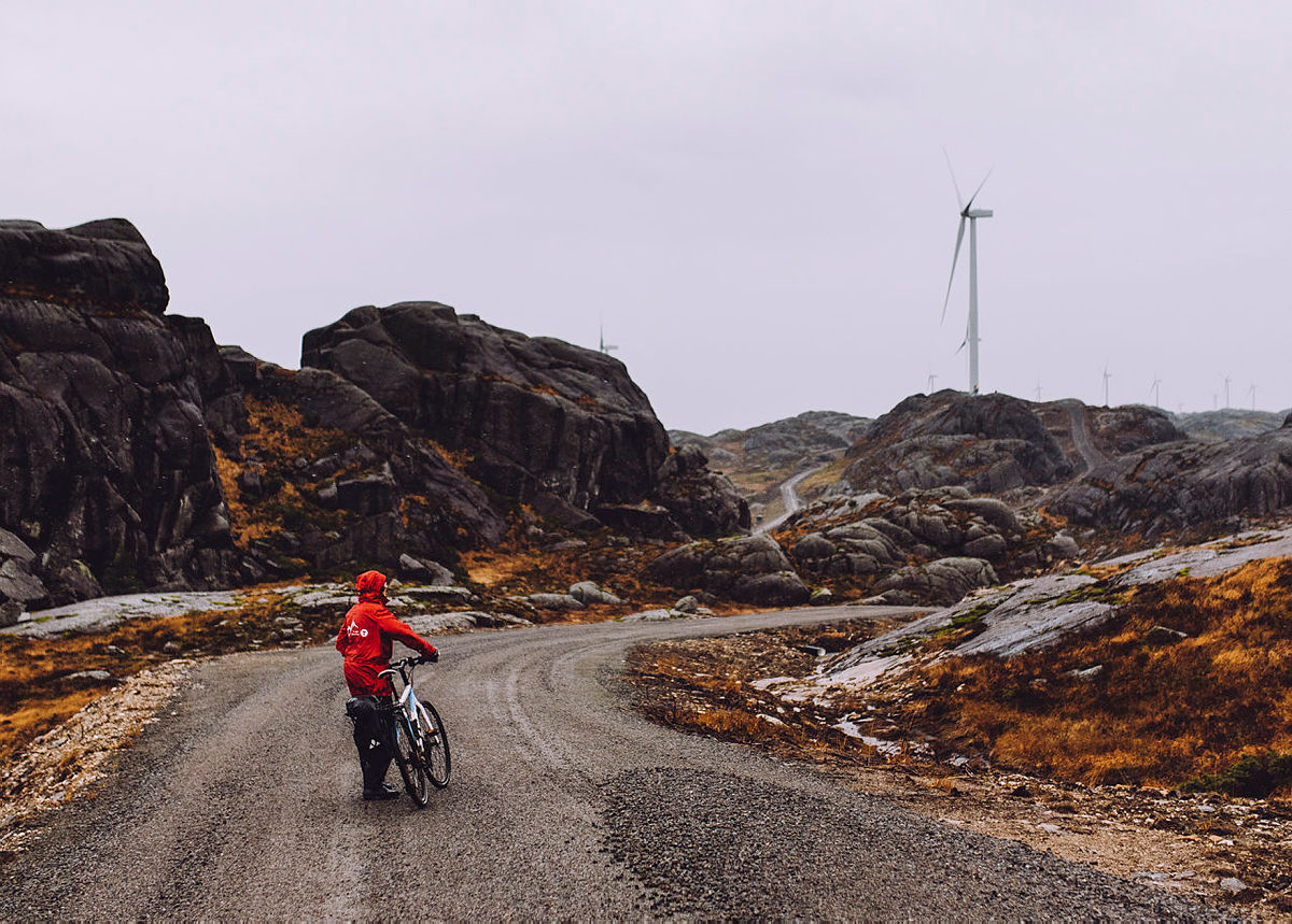 For hver vindturbin bygges det om lag 800 meter gruset anleggsvei gjennom landskapet.