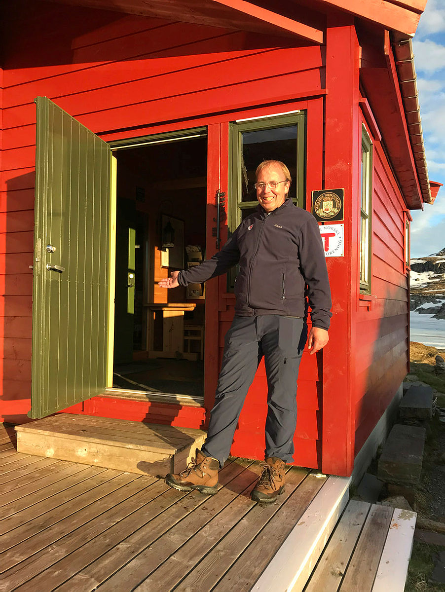 John Anton Nilsen ønsker velkommen til Stranddalen Turisthytte