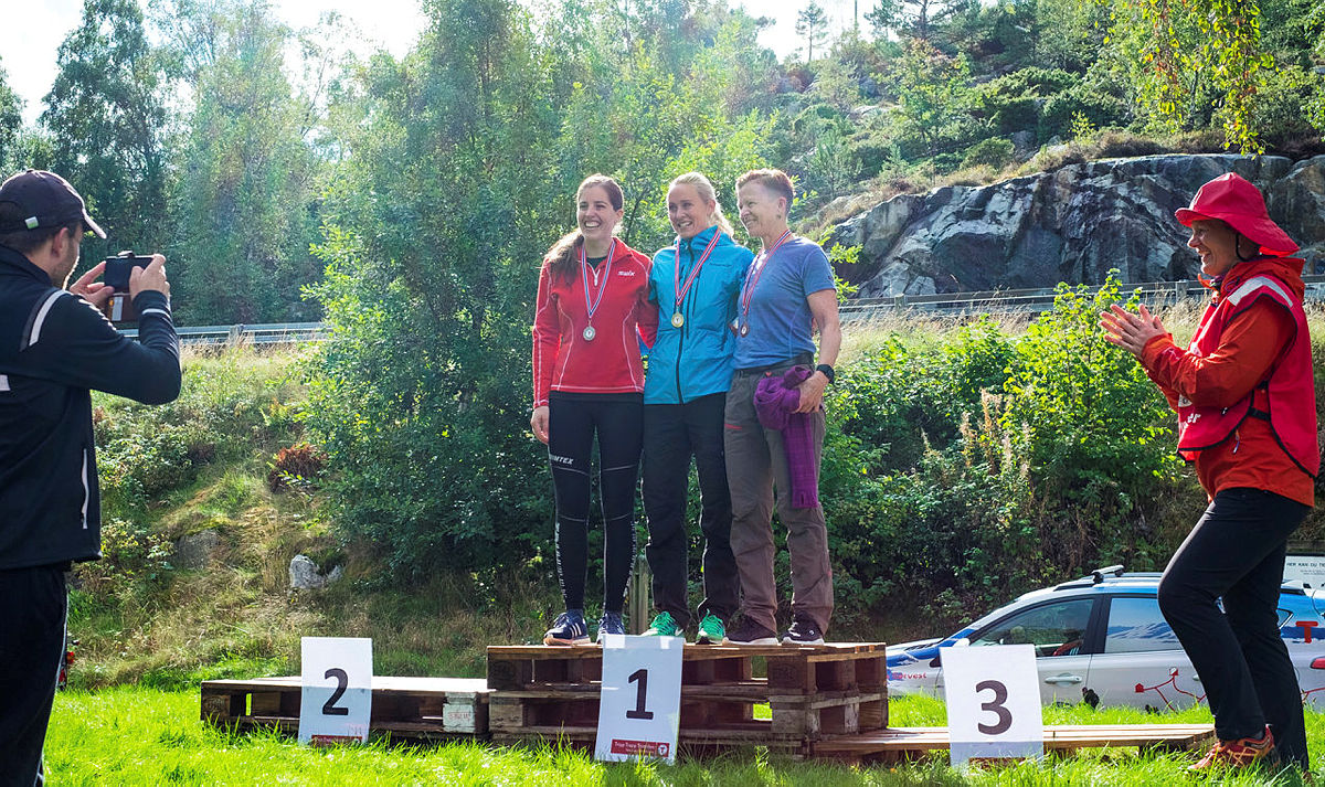 Bilder fra målområdet på Tripp Trapp Triathlon 2018. Frivillige, deltakere og ansatte.