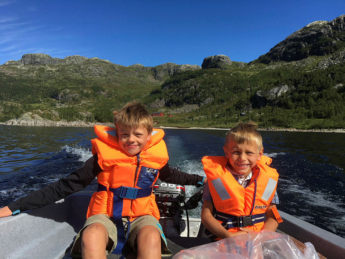 Flere av hyttene vår har båt og garn til låns, som kan brukes til fiske og kjekke aktiviteter på vannet.