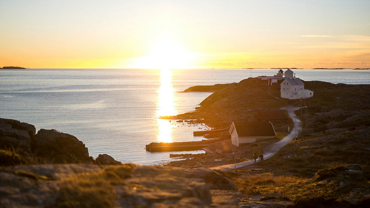 FOR ET SYN: Solnedgangen på Fjøløy fyr er et magisk syn.