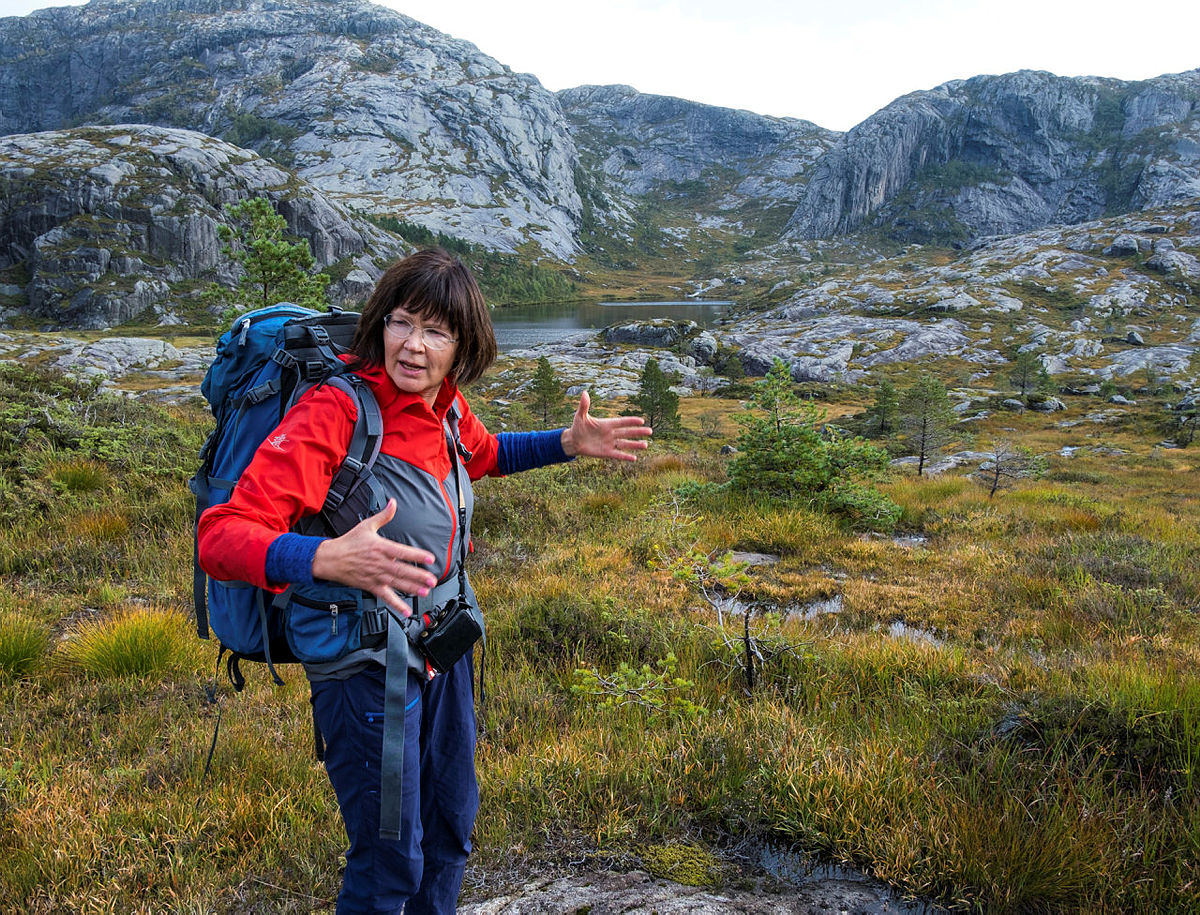 BØR VERNES: På toppen av Skurvedalen ved Lysefjorden. Anne Katrine Lycke på bildet.