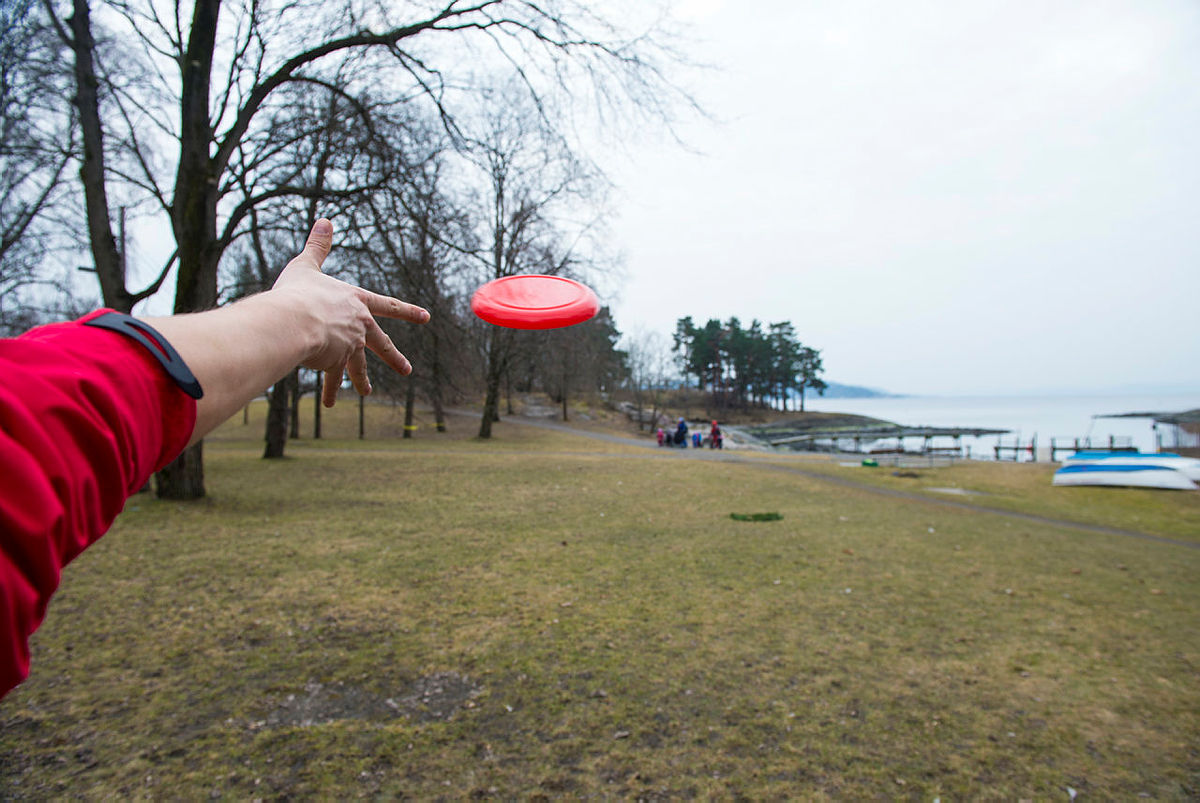  Torgrim Nilsen fra Skiforeningen demonstrerer frisbeegolf med egenlaget "blink".