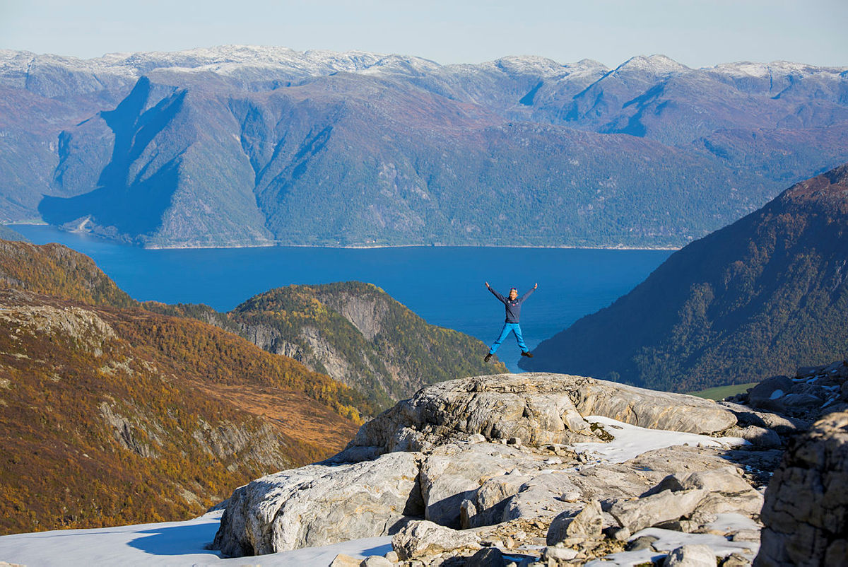 Siste etappen på turen er enestående når du trasker nedover mot Ortnevik, passerer Brydalseter og ser Sognefjorden foran deg.
