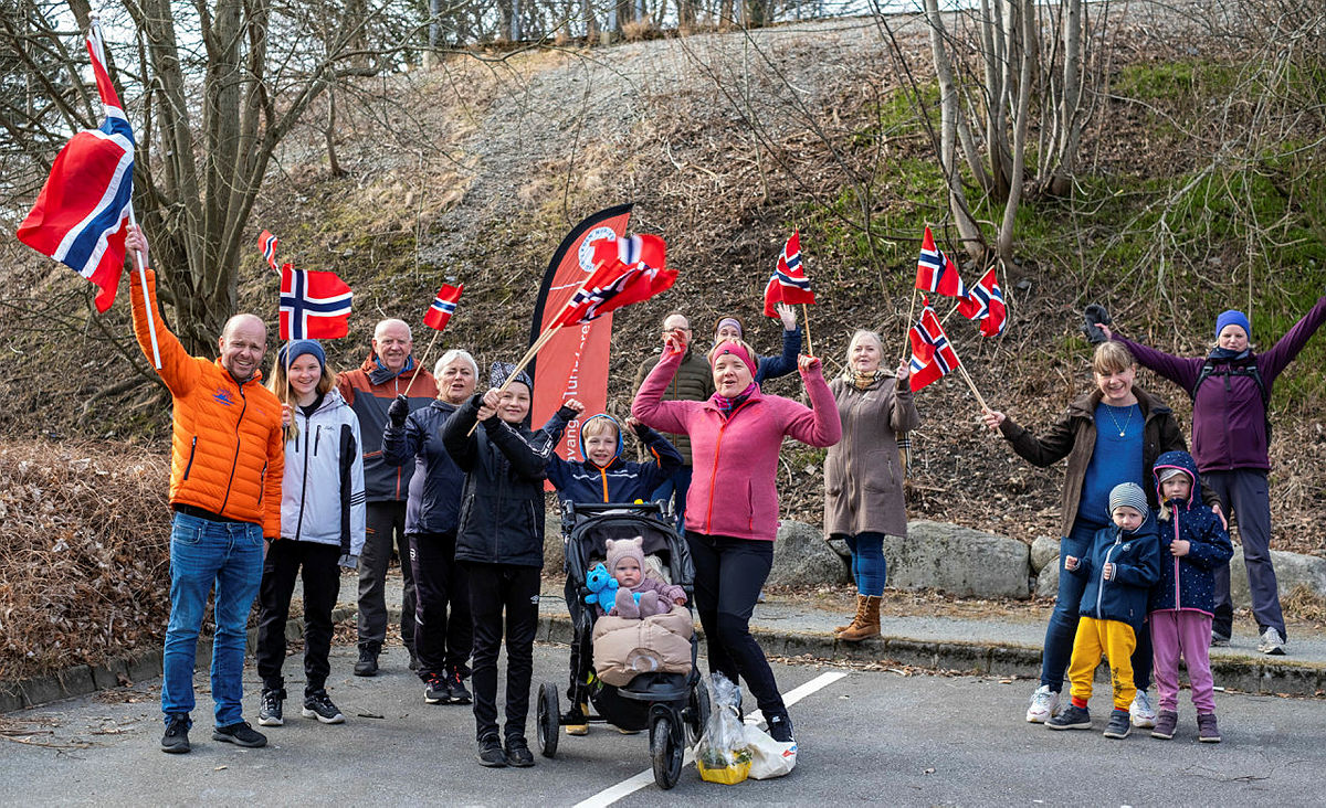Hanne Vagle og datteren Emma ble overrasket av venner og familie da hun gikk sin siste tur i rekken av 52 hverdagsturer i Stavanger.