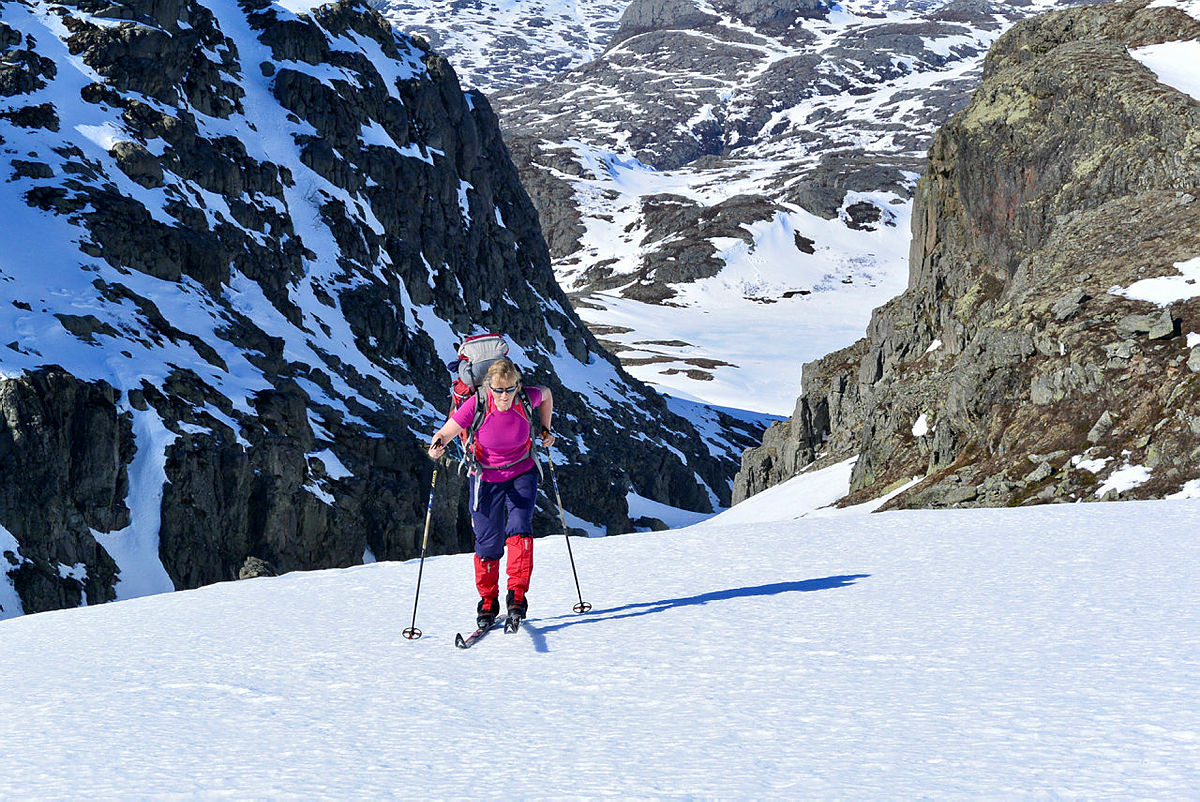 Vårskitur. På med skifeller og solkrem.