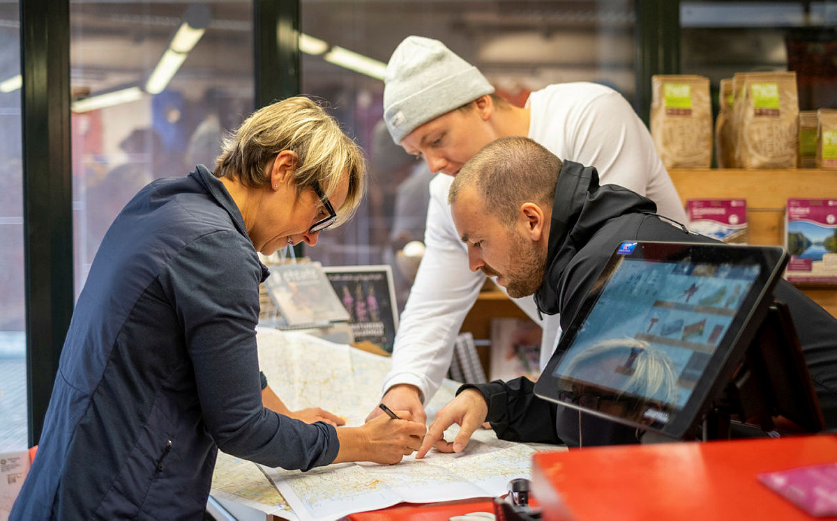 GODE TIPS: Kaja Raa Storaker og de andre på Tursenteret har stor kunnskap om den lokale fjellheimen, og gir deg de beste tipsene før turen.