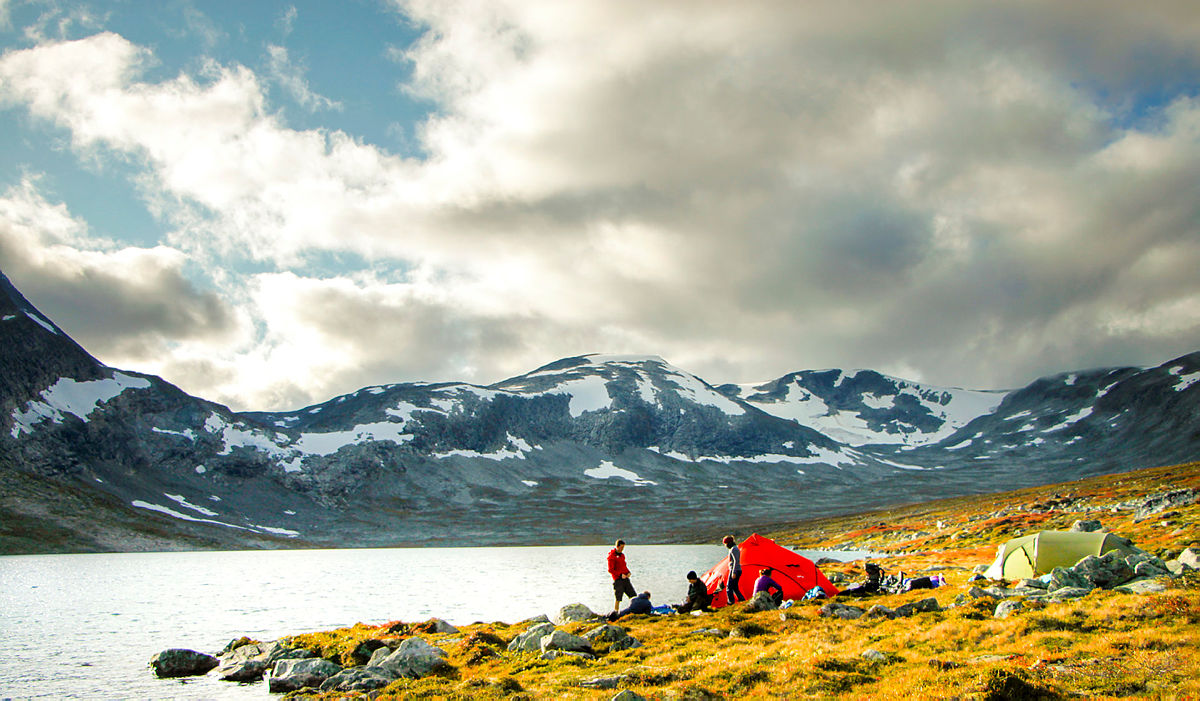 Stadig flere unge blir glade i friluftsliv. Her fra en DNT ung-fellestur i Tafjordfjella.