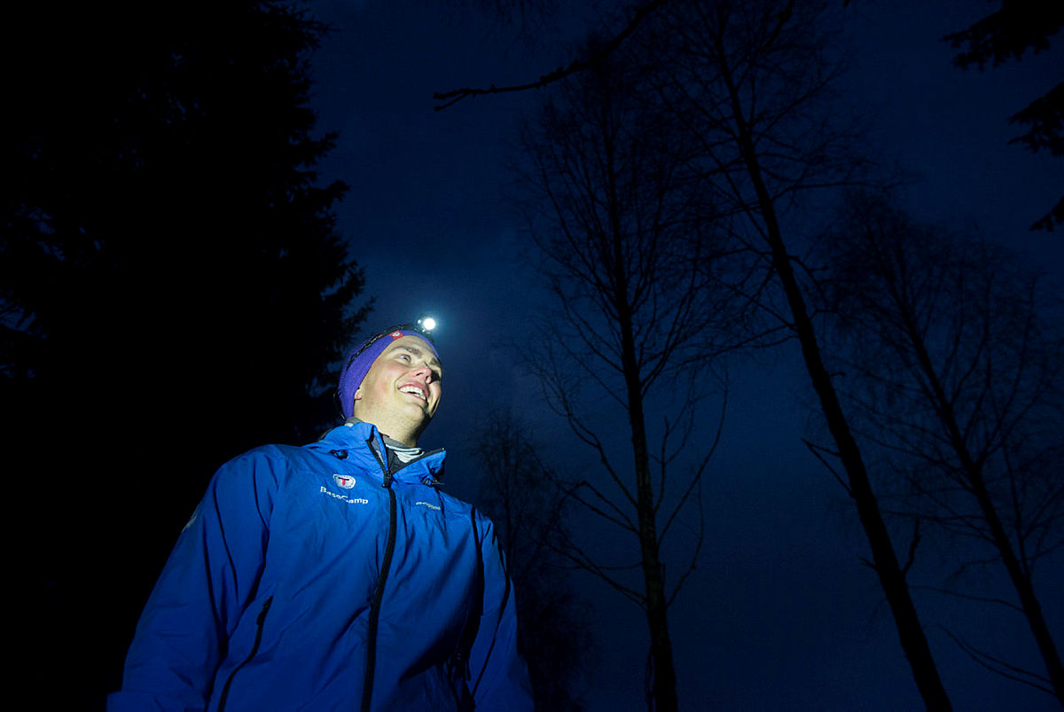Stig Øystein Schmidt fra DNT Ung tar på seg hodelykta og går en tur i vintermørket.