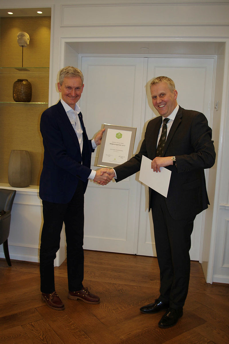 Nils Øveraas mottar Miljøvernprisen 2017 av styreleder Paul J. Manger i Stiftelsen UNI.