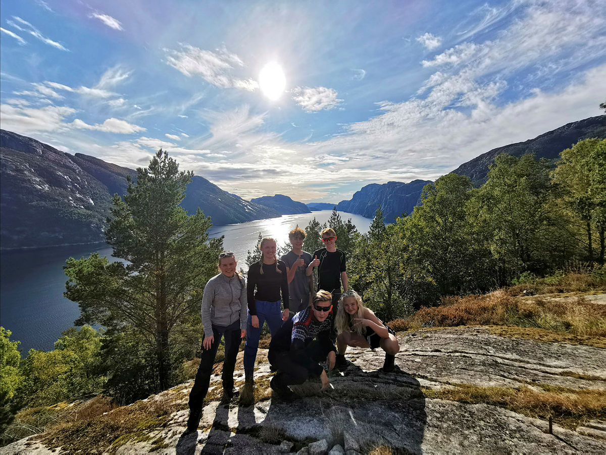 ANBEFALER BAKKEN GARD: Her er Birk og Tilde på tur med DNT Ung på Bakken gard. Denne hytta anbefaler de som første hytte ut for dem som vil starte å samle på hyttene til Stavanger Turistforening.