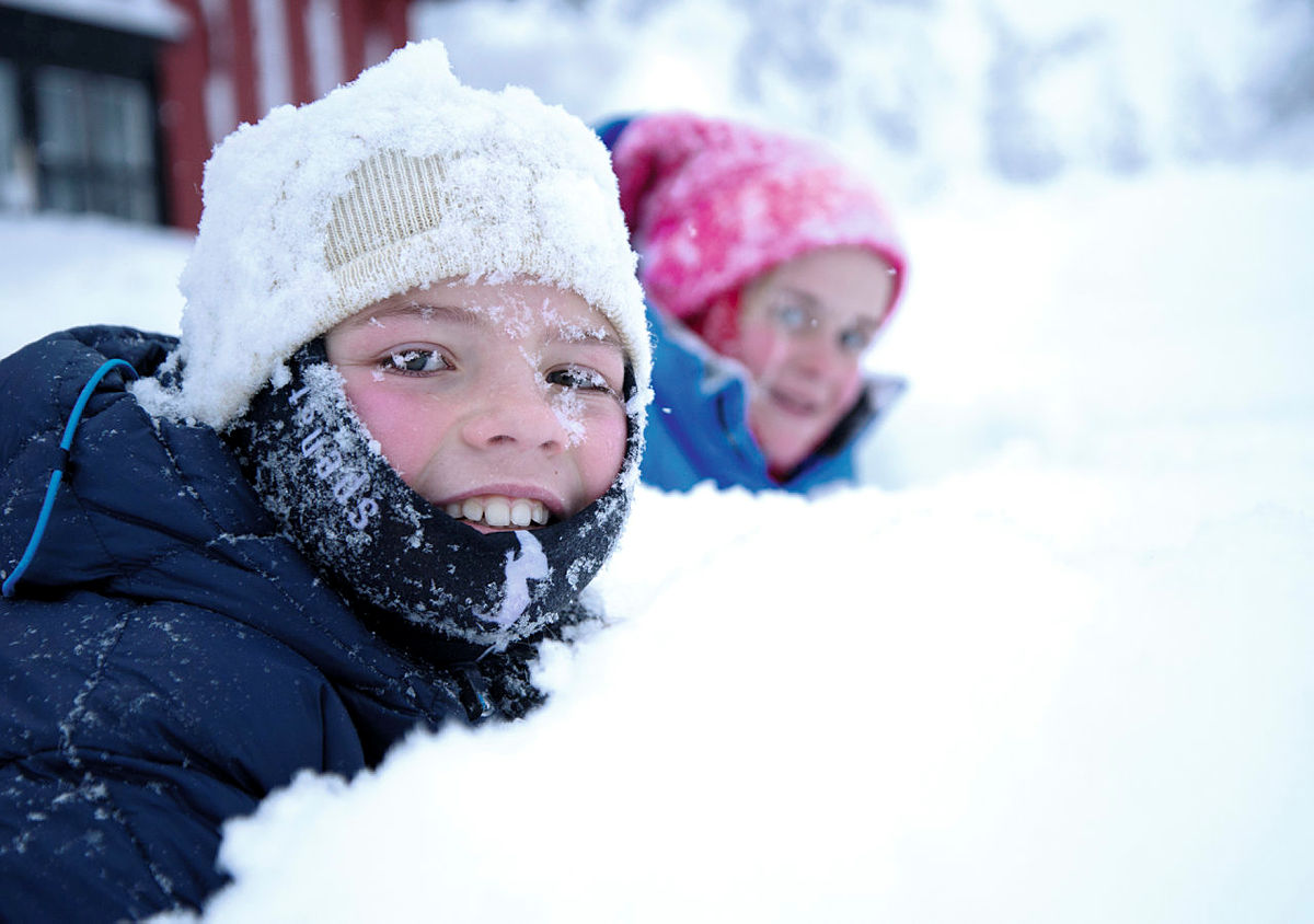 Lek i fjærlett snø kan lett ende i latter og glade unger.