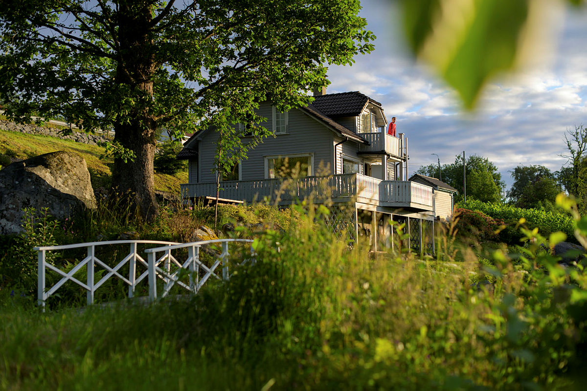 Nodhagen turisthytte ligger i kort avstand fra by, og kan leies helt for dere selv. Her er det plass til flere familier som kan tilbringe høstferien sammen.