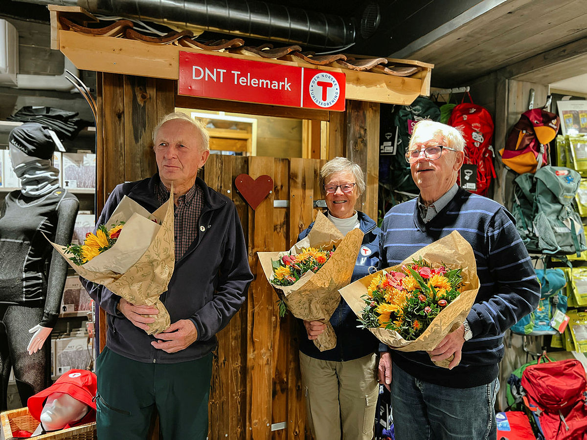 Tre verdige vinnere av "Turistknappen". Torbjørn Gurholt, Torill Solheim og Børre Baardseth