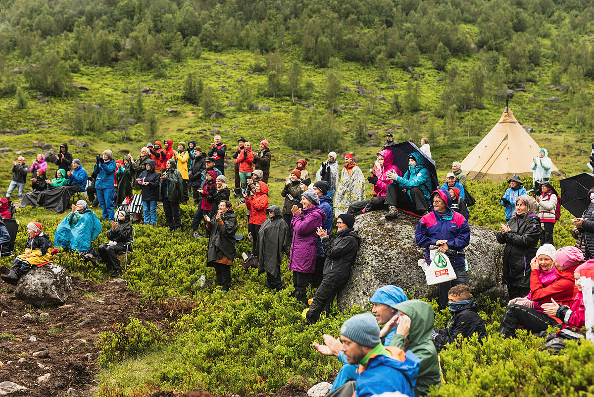 Om lag 200 møtte opp på Nasjonalballettens besøk på Tungestølen.