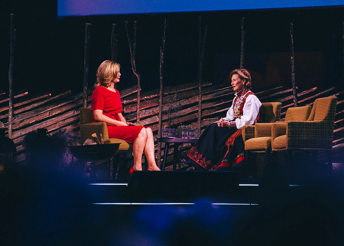 Anne Lindmo i samtale med H.M. Dronning Sonja.