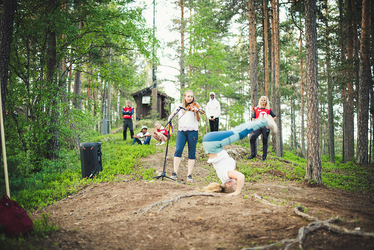 Fra åpningen av verdens første regnbueløype juni 2021.