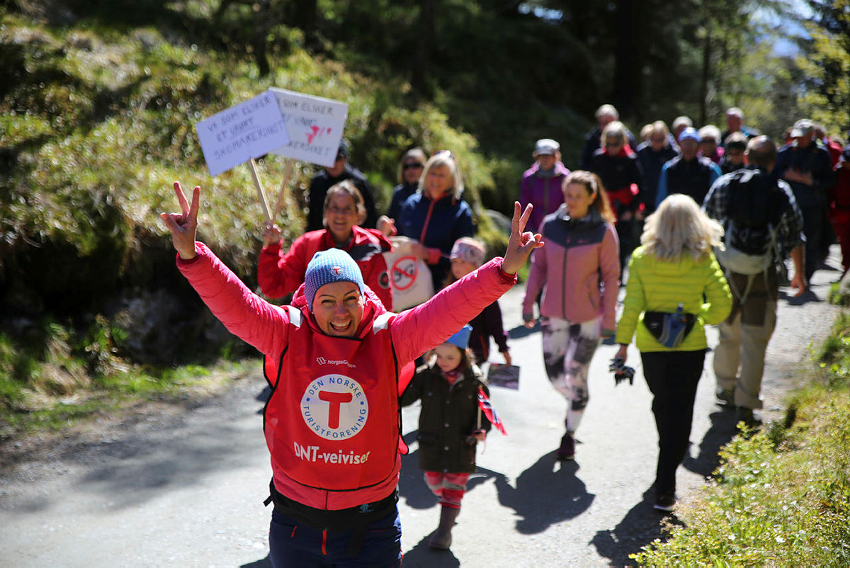 Styreleder i Bergen og Hordaland Turlag, Elisabeth Skage, var med på støttemarsjen på Fløysletten, 12. mai 2019