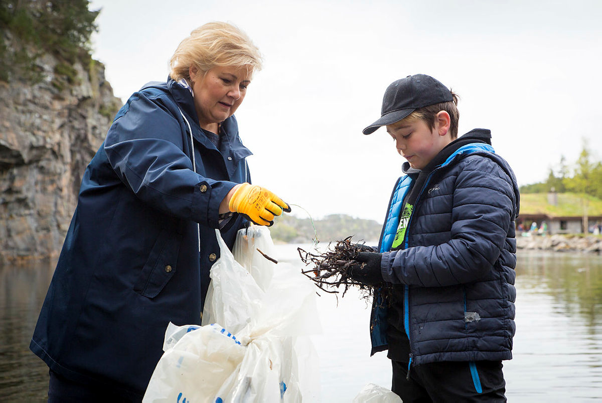 Lukas (11) plukker boss sammen med statsminister Erna Solberg under Strandryddedagen 4. mai 2019 i Kollevåg på Askøy.