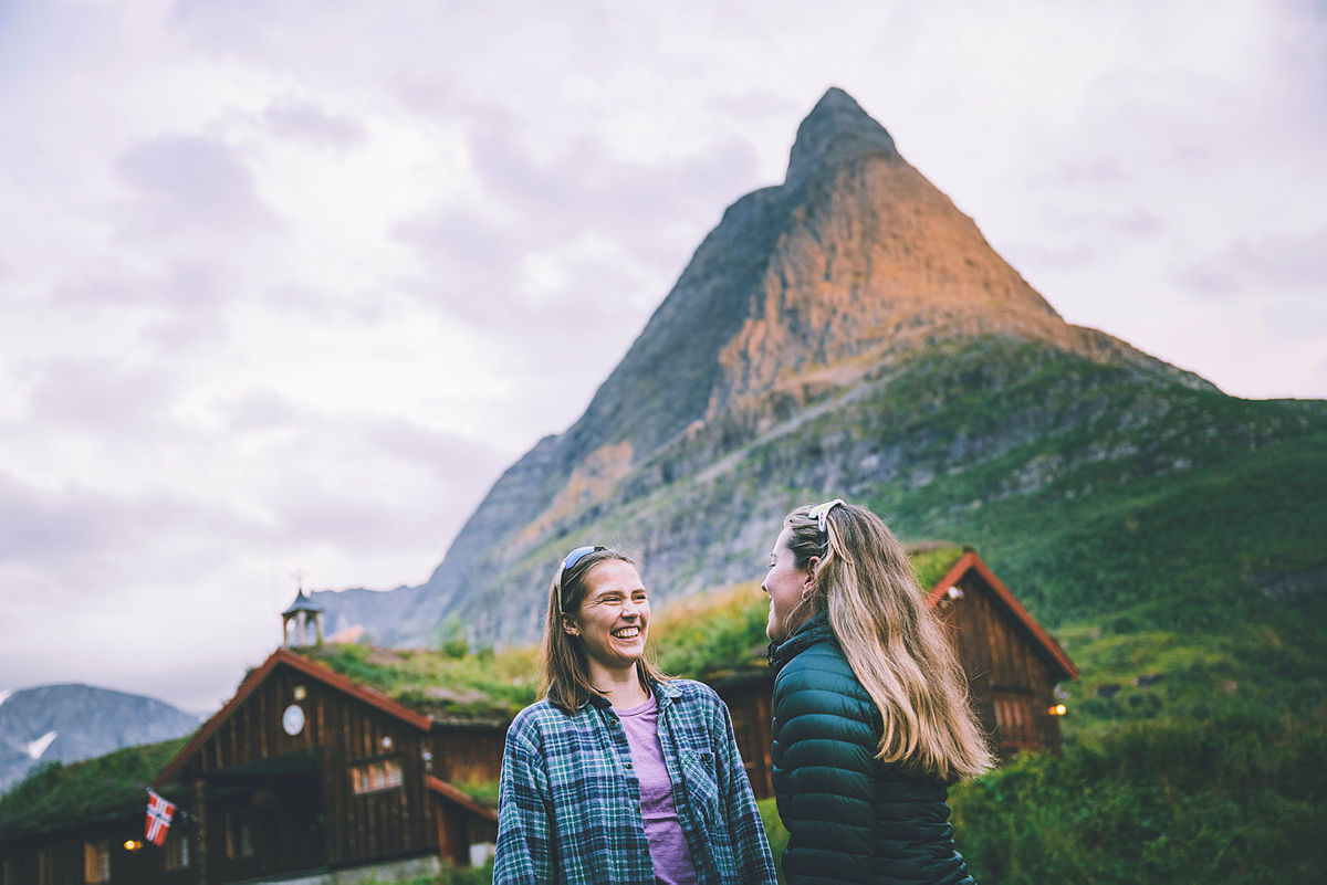 Innerdalshytta ligger frodig til under Innerdalstårnet.