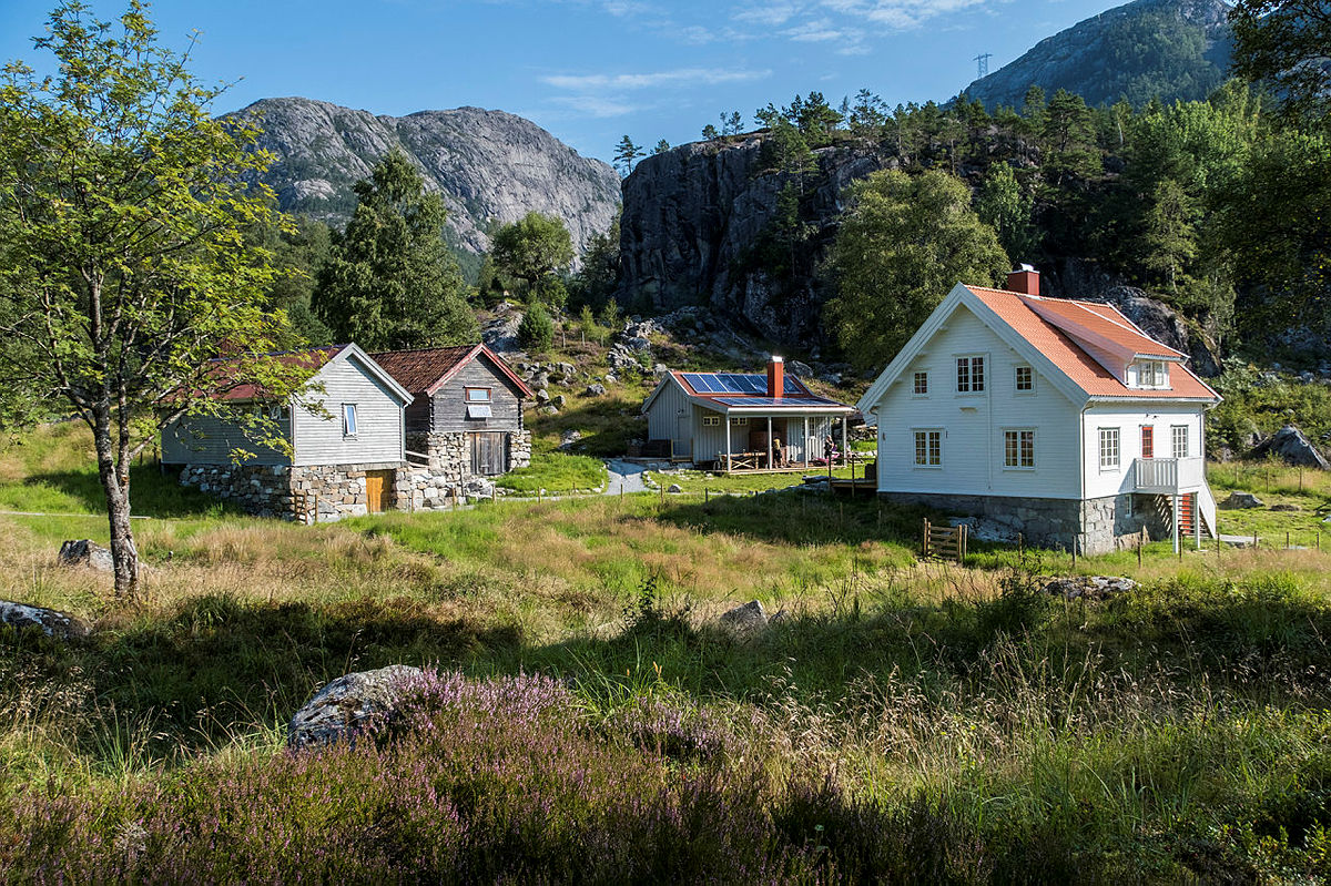 Bakken gard i Lysefjorden er en perle som bare må oppleves. Perfekt hytte for hele familien med enkleste adkomst opp fra Bakken kai.