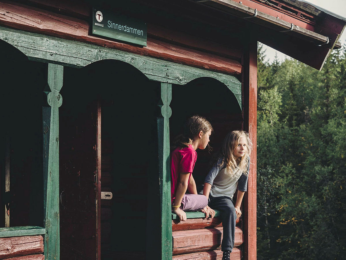 God morgen fra Sinnerdammen. Sofia Lexau Overland og Pia Bjølgerud. Finalister i fotokonkurransen. Sommer 2016. Familietur.