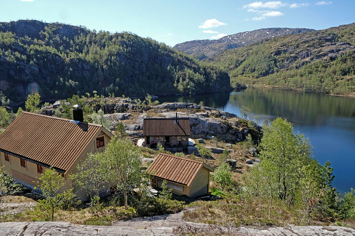 Kalvedalen turisthytte med Storevatnet og  utsyn i sørlig retning.