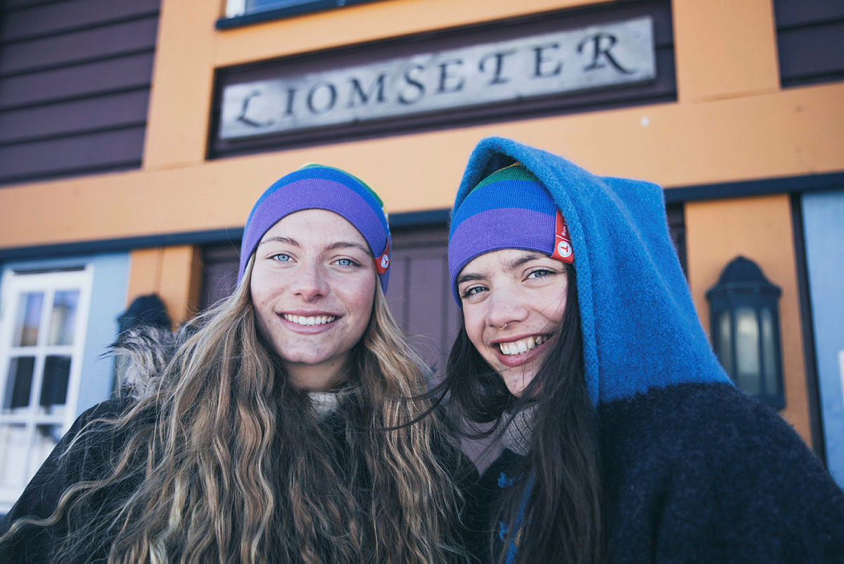 Søstrene Anna og Maria Grøntjernet ønsker velkommen til Liomseter!