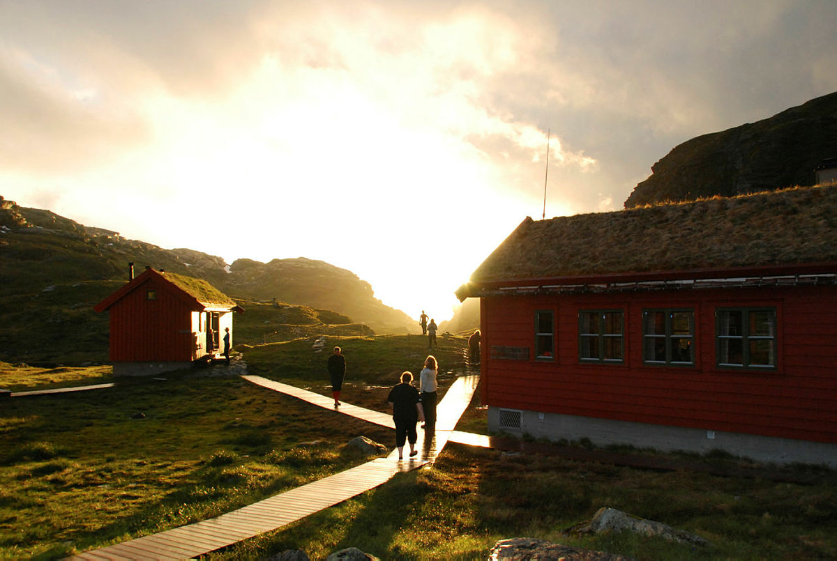 Sommerfjellet åpner 29. juni. Bildet er fra Strandalen turisthytte, som åpnet dørene forrige helg, for en strålende sommersesong.