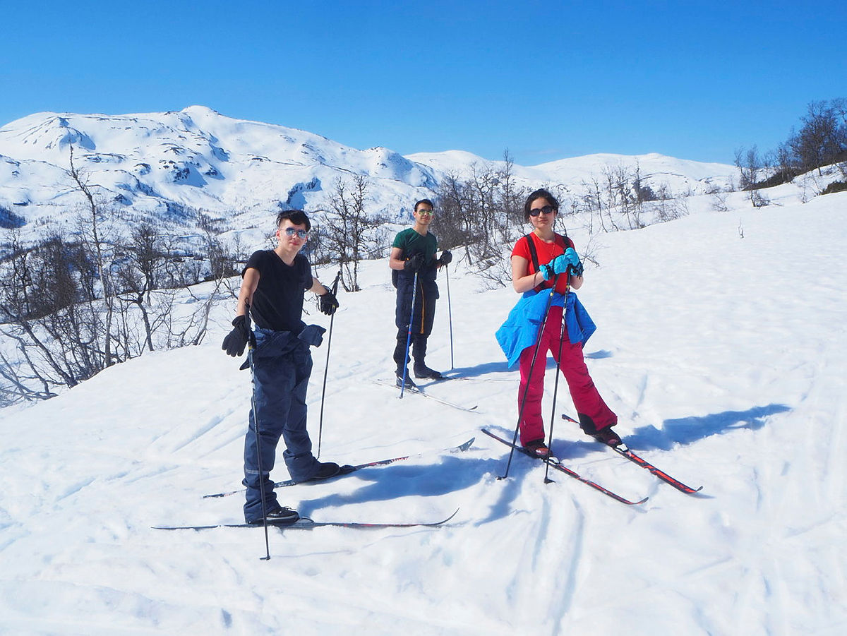 Noen av elevene ble med på skitur søndagen, blant dem Camila Badal (t.h.)