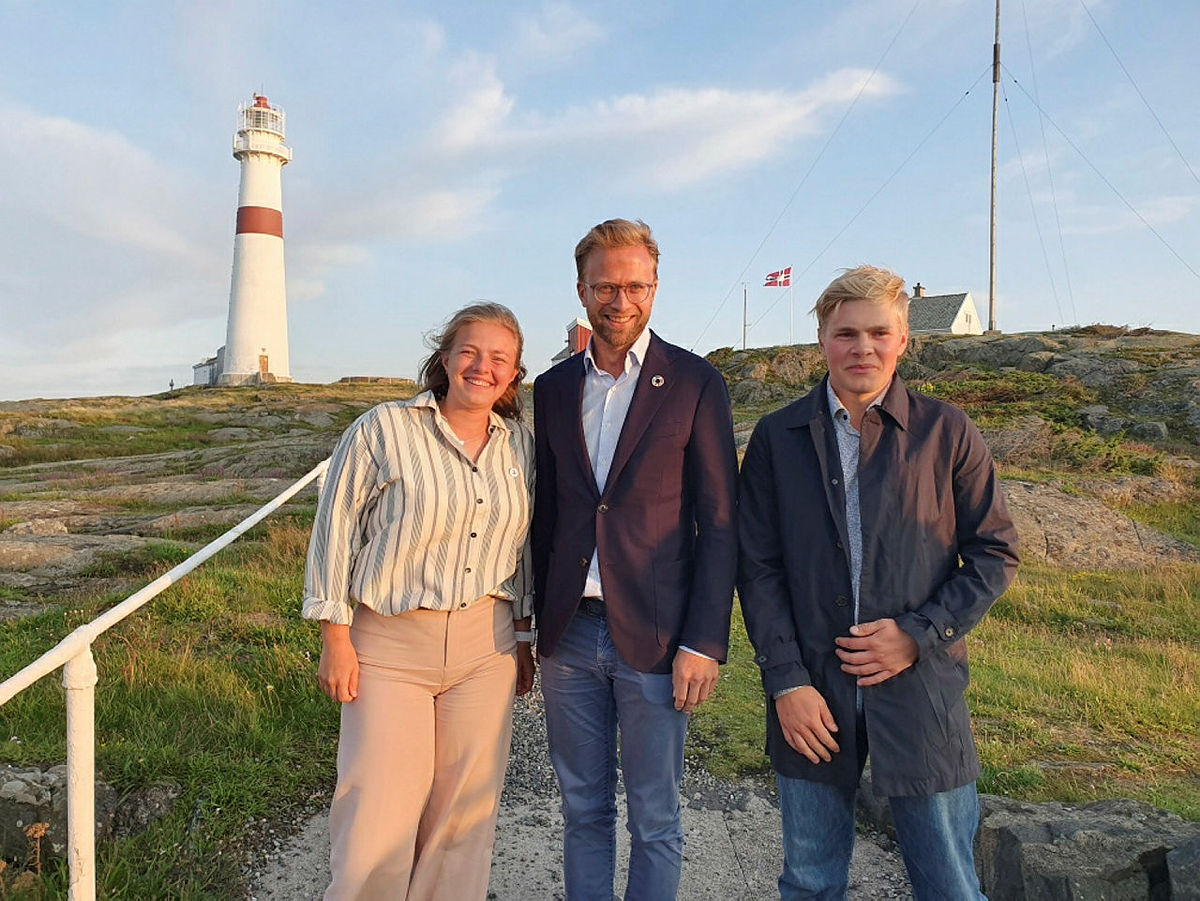 Digitaliseringsminister Nikolai Astrup på Store Torungen sammen med DNTs nestleder Anna Nes og leder Markus Malmin.