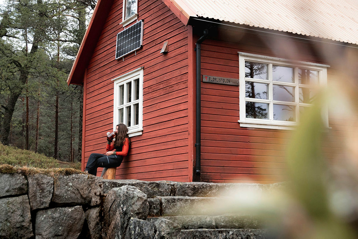 Opplev den unike stemningen i hytteveggen på Flørlistølen i Lysefjorden. Som medlem får du rabatt på alle DNTs hytter.