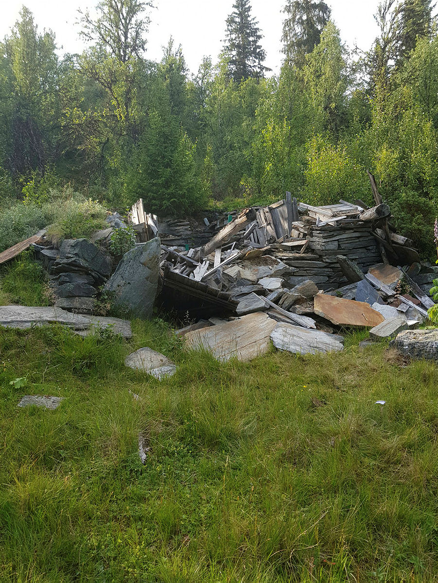 Slik såg ruinane av bua ut da restaureringsarbeidet starta.