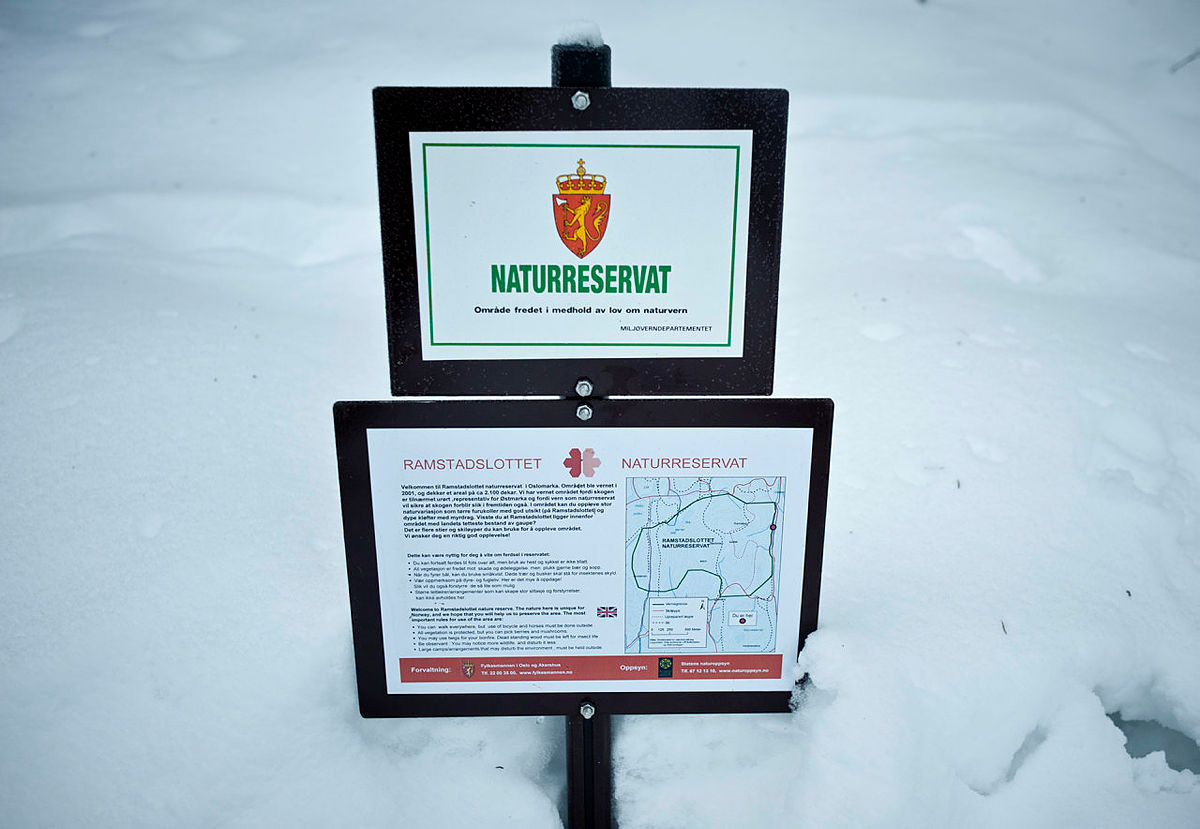 Møter du dette skiltet på tur, er du på vei inn i et område som er vernet pga. fugleliv, sjeldne planter eller annen sårbar og sjelden natur. Her gjelder egne regler som gjør at du må ta ekstra hensyn til naturen.