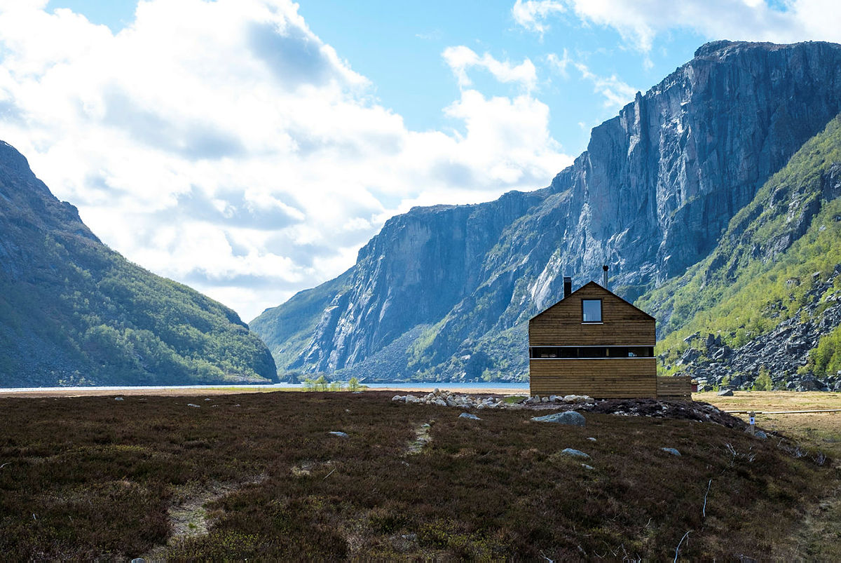 MAJESTETISK: Midt på den flate og frodige moen i mektige Viglesdalen ligger den nye hytta.